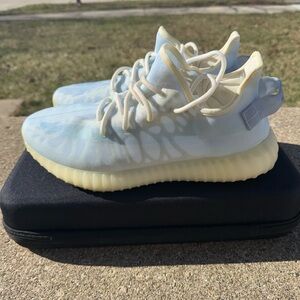 adidas Yeezy Boost 350 V2
Mono Ice